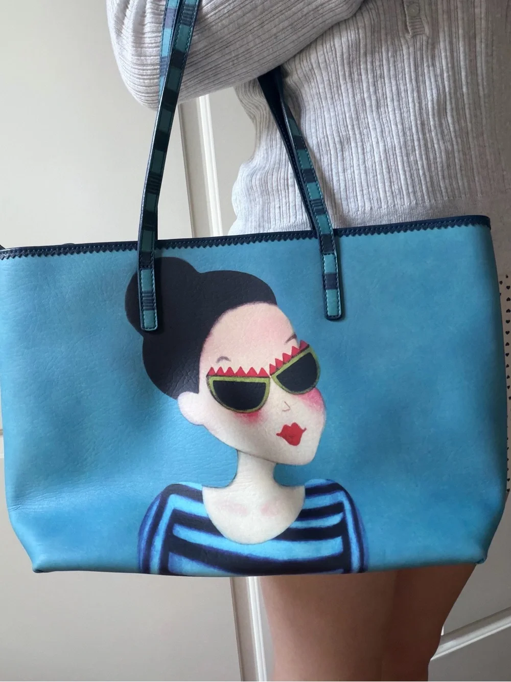🎨 Youk Shim Won Blue Art Tote Bag